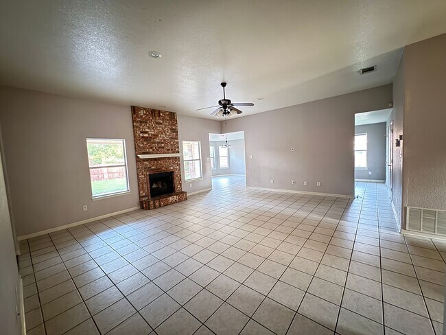 Building Photo - 360 Virtual Tour Available