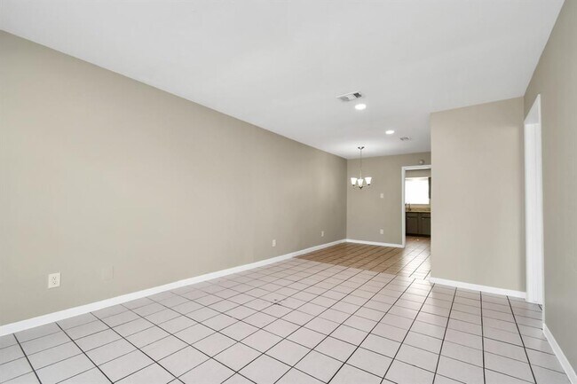 Foto del edificio - 1736 Crestdale Dr