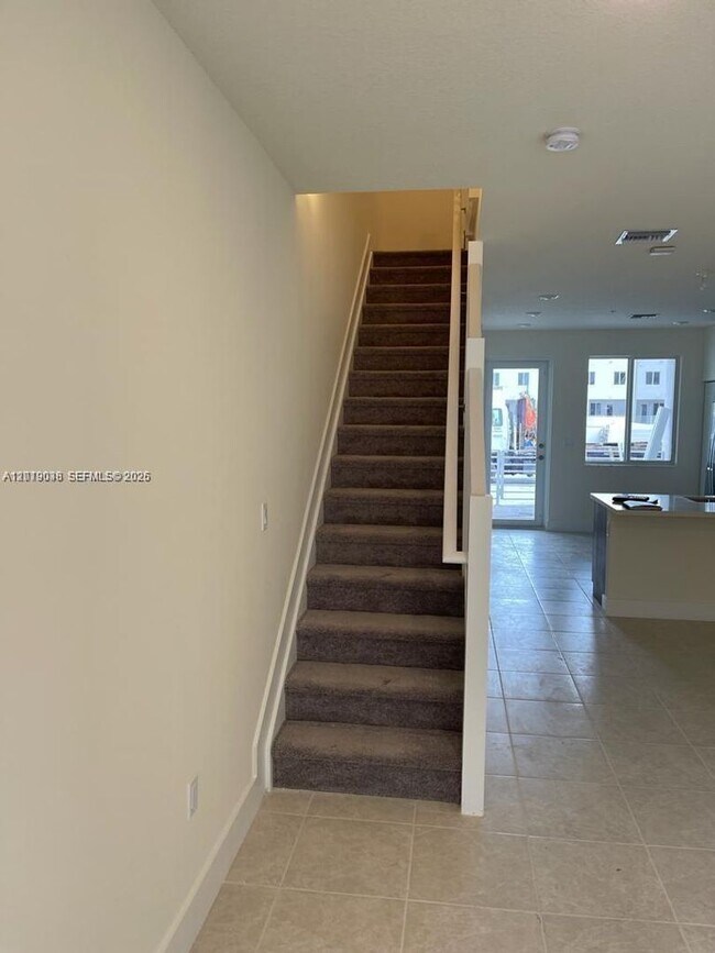 Foto del edificio - 6450 NW 102nd Path