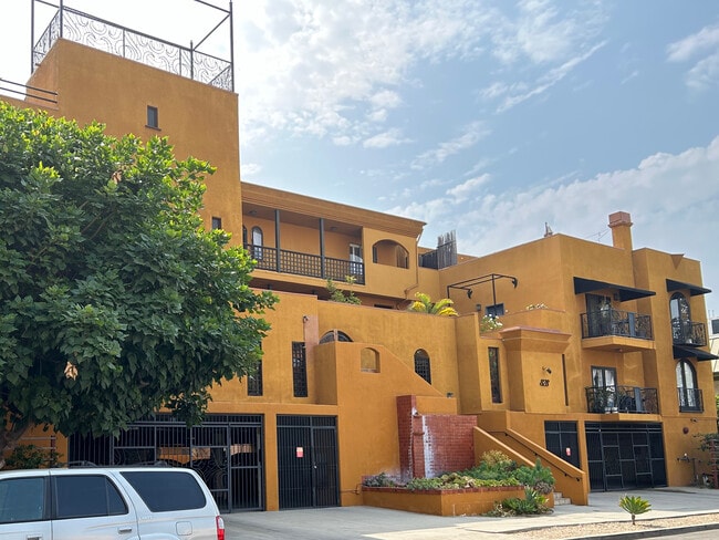 Building Photo - 828 N Hudson Ave