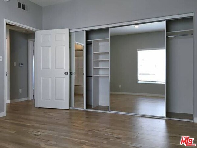 Foto del edificio - 10560 Santa Monica Blvd