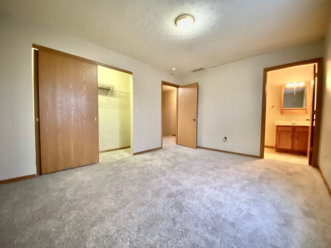 Building Photo - 402 N Owens Dr