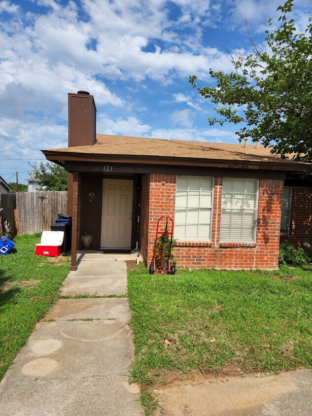 121 Oakwood Ln, Kennedale, TX 76060 House Rental in Kennedale, TX