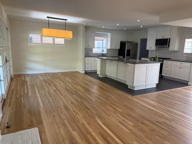 Foto del edificio - 9344 Valjean Ave