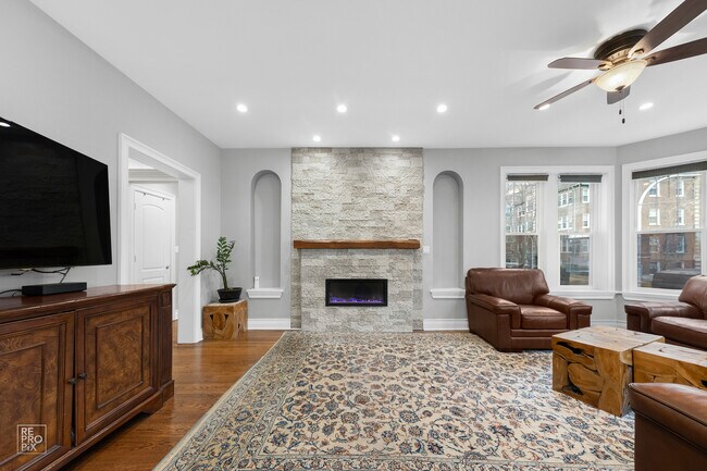 Foto del edificio - 2946 N Pine Grove Ave