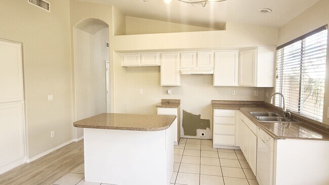 Foto del edificio - REMODELED 3-BEDROOM BY SAN TAN MALL