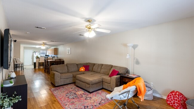 Building Photo - 914 Willow Pond St