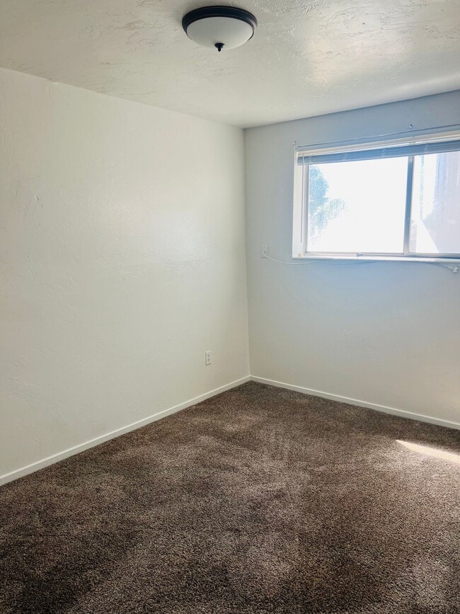 Foto del edificio - Beautiful Sunset townhome, row end with ce...