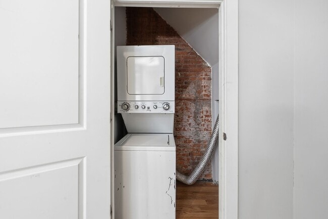 Building Photo - 1942