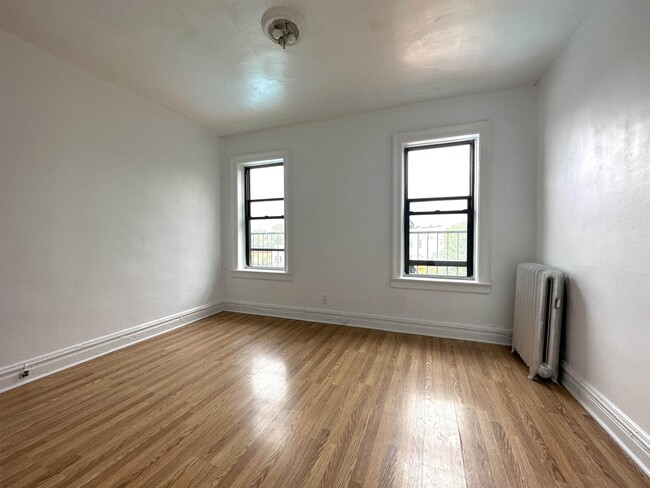 Foto del edificio - 117 Corbin Ave