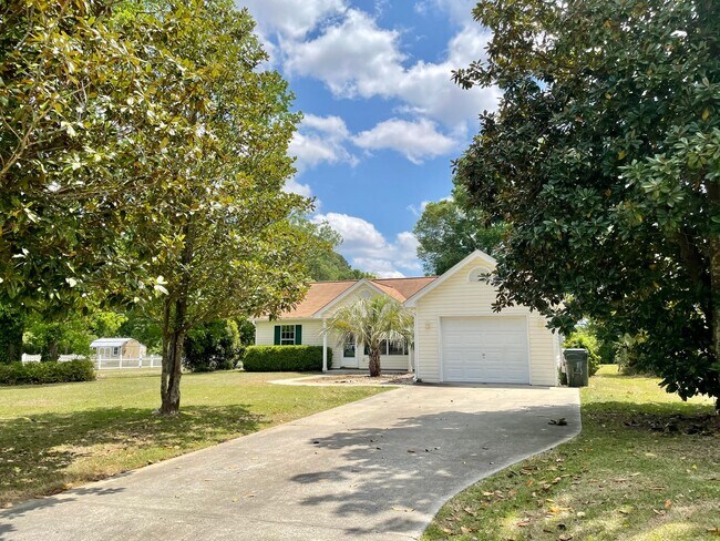 Foto del edificio - A MUST SEE! 3 BR/2 Bath with garage and po...