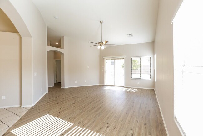 Building Photo - 5158 W Vista Ave