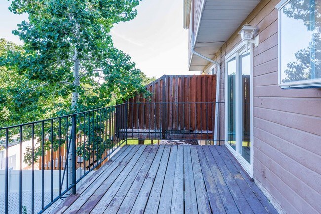 Foto del edificio - 6876 Hillside Village Cir