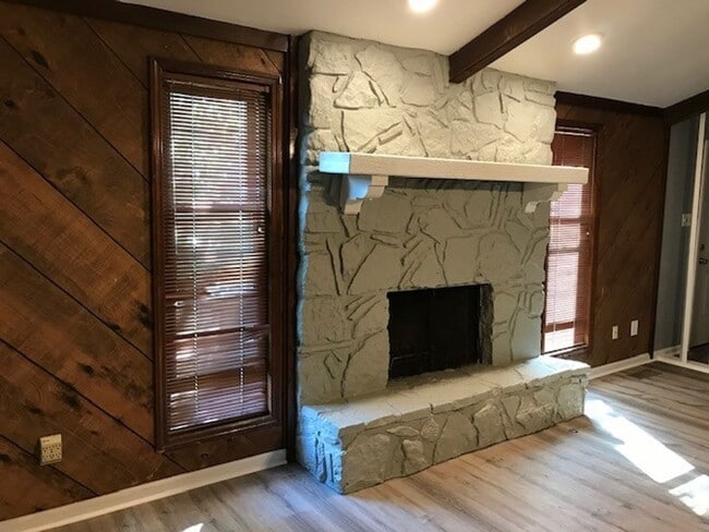 Building Photo - Maumelle Home close to Pine Forest Element...