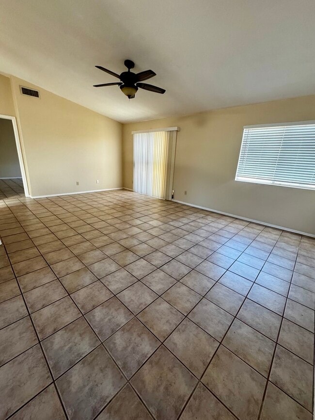 Building Photo - House For Rent
