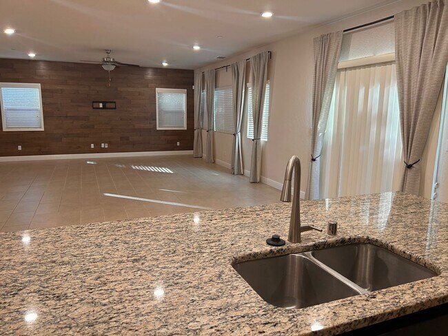 Foto del edificio - Gorgeous Two story Home for rent in Visalia