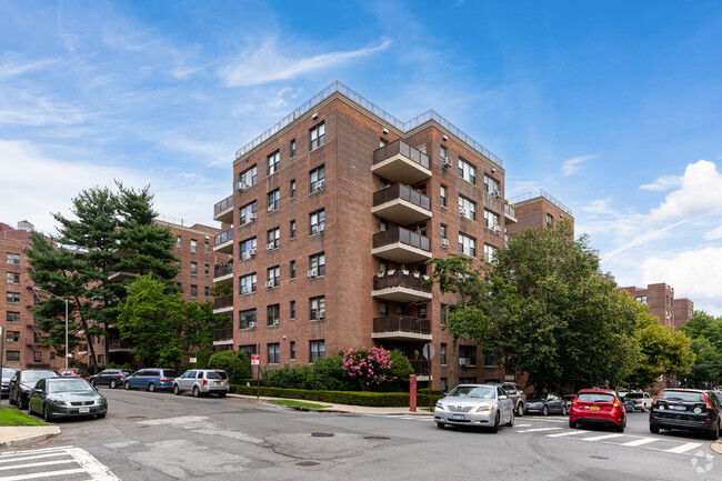 Building Photo - The Tudor