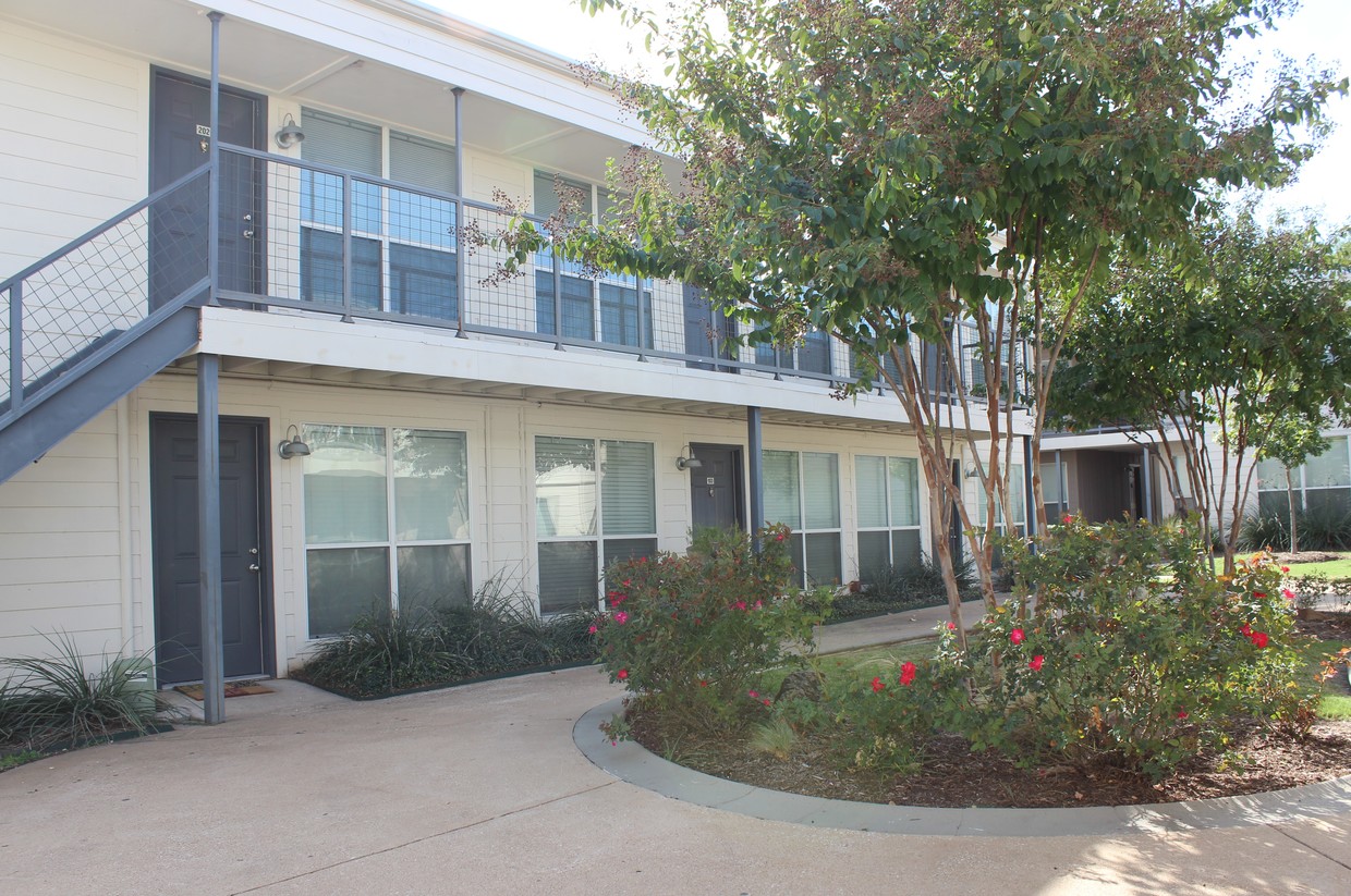 Primary Photo - Carillon Apartments