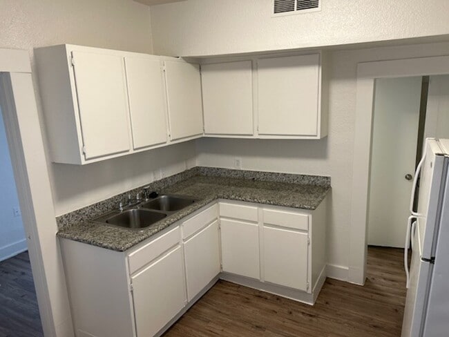 Building Photo - Y Street