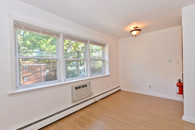 Interior Photo - Chestnut Station