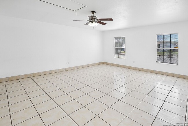 Building Photo - Charming 3 Bedroom in Pipers Meadow