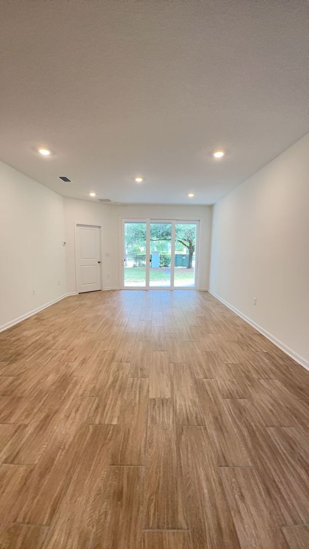 Foto del edificio - Luxury 3 Bedroom 2.5 Bath 2 car garage Townhome in the Gated Community of the Hammock