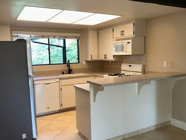 Building Photo - Well-Maintained Home with Great Outdoor Space