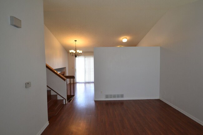 Foto del edificio - Spacious Tri-Level 3-Bedroom Home with Bonus Den | Briargate