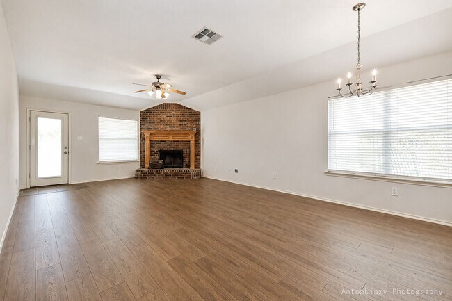 Building Photo - $1,950 3 Bed/2 Bath/2 Garage Ready for Move-in Home in Woodland Creek