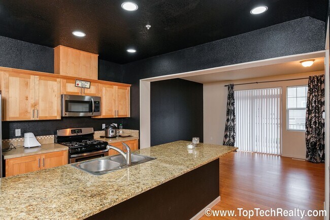 Building Photo - Gorgeous 3 Bedrm+Loft | 3.5 Bath End Unit Townhouse with upgrades | *Hardwood*Granite* |Bedrm wit...