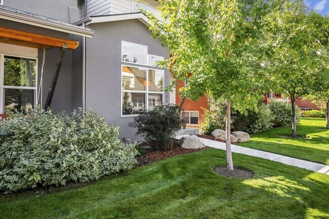 Building Photo - 2805 W Pleasanton Ave