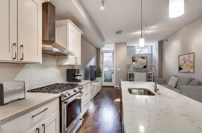 Building Photo - Modern + Bright Two Bedroom Condo in Petwo...