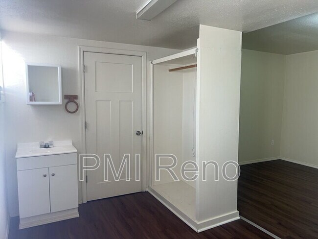 Foto del edificio - 923 W 2nd St