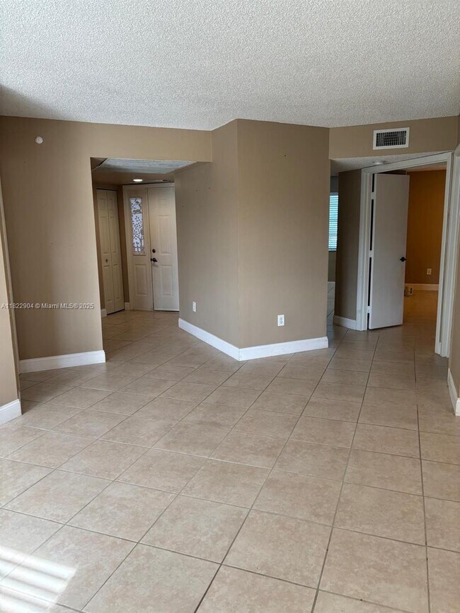 Building Photo - 2633 SE 20th Ct