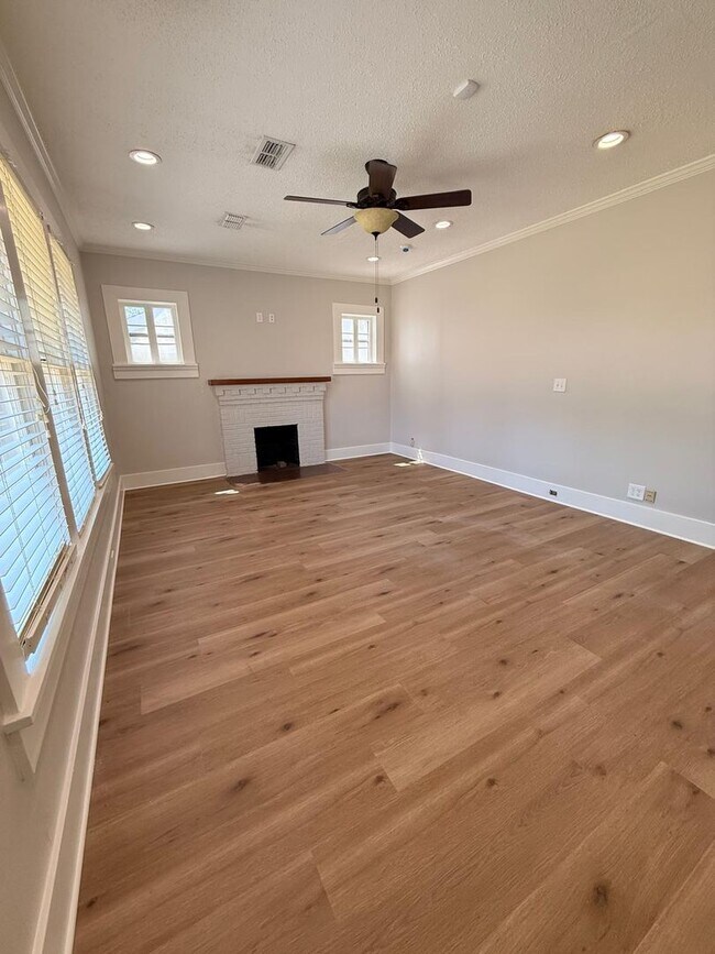 Building Photo - Fully Updated 3BR Home with Quartz Counters & Fenced Yard