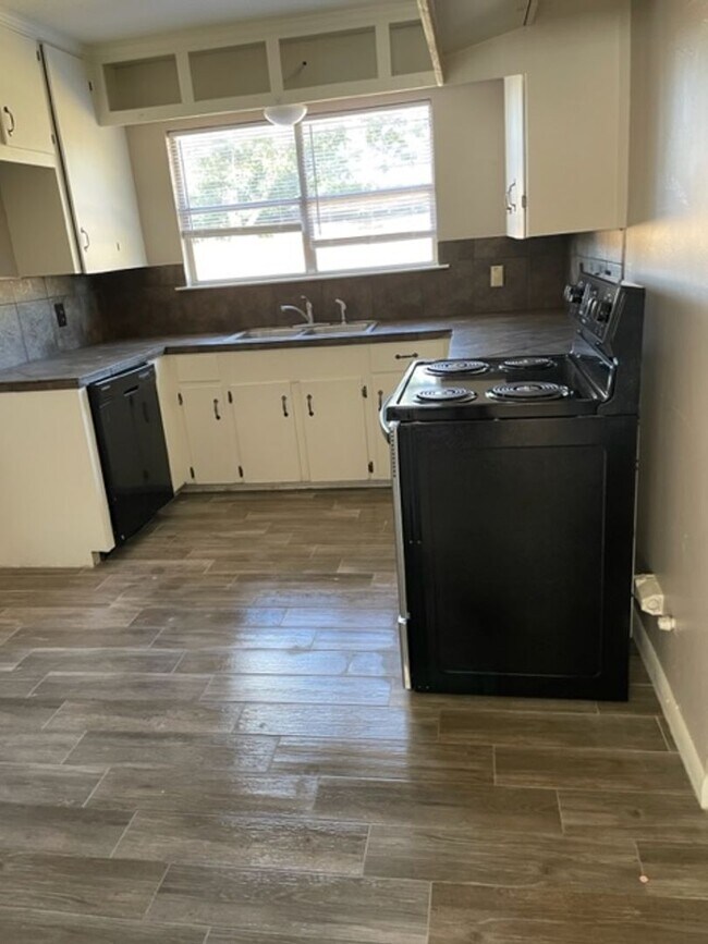 Foto del edificio - April Move In