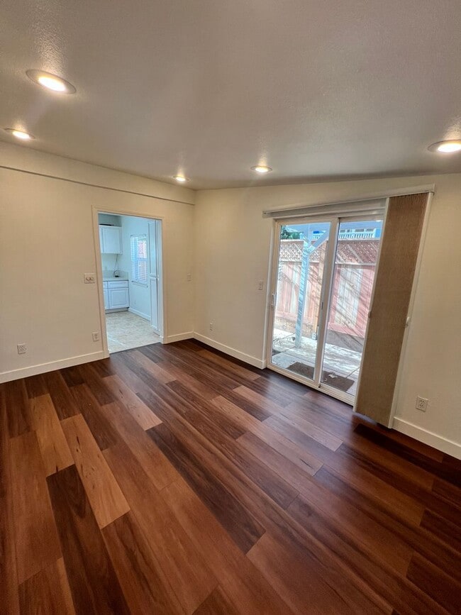 Building Photo - Charming ADU with in unit laundry & garage...