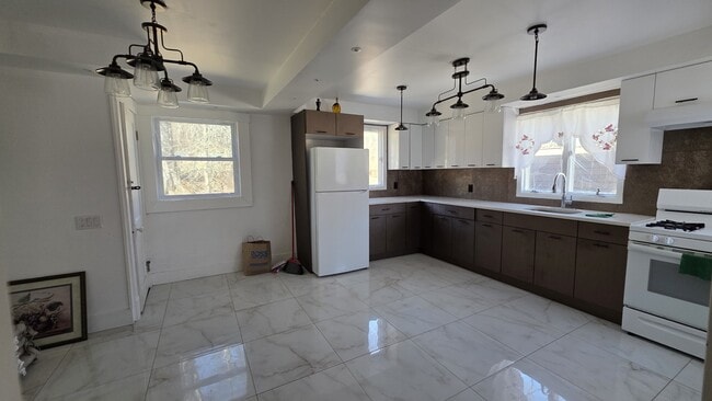 Building Photo - 208 Glenmere Rd