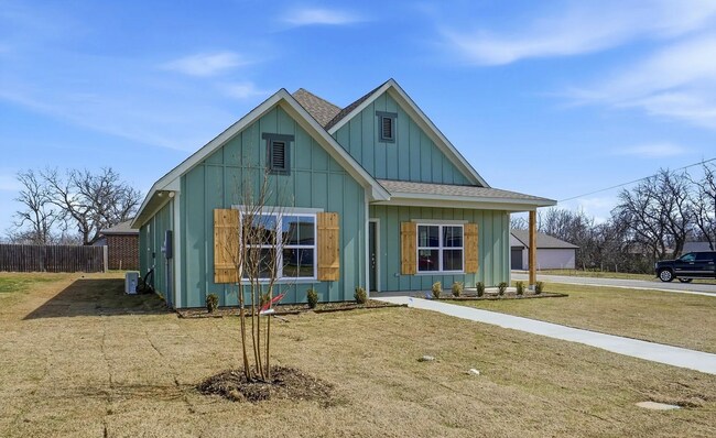 Building Photo - 309 Railroad Ave