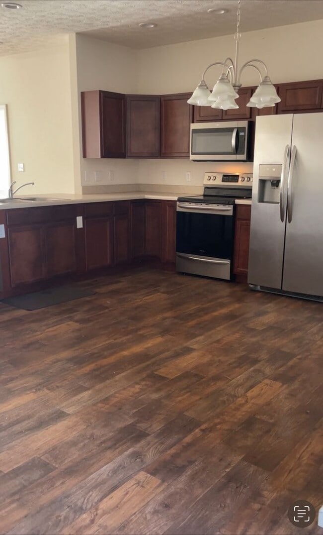 Building Photo - RANCH STYLE HOME - 4 Bed 2 Bath