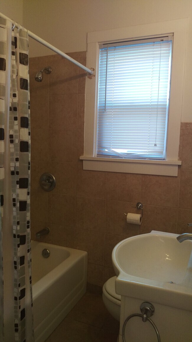 Building Photo - 1409 Sheridan St