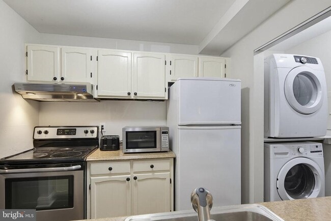 Building Photo - 13123 Wonderland Way