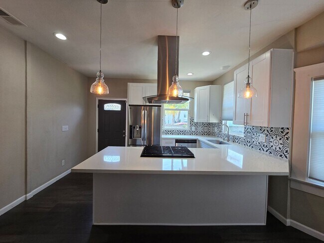 Foto del edificio - 3BD/2BA w/ Driveway Parking!