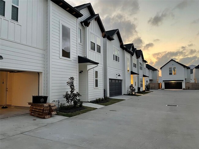 Building Photo - 8919 Knoll Villas St