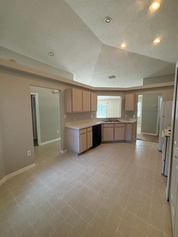 Building Photo - 454 Pine Cone Drive