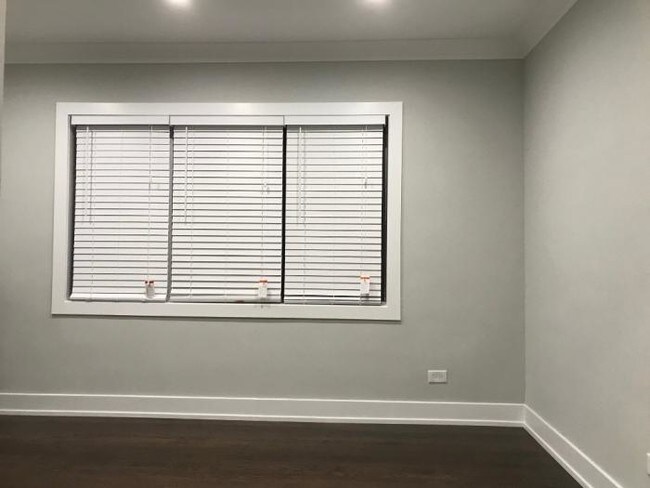 Building Photo - bedroom in Chicago IL 60630