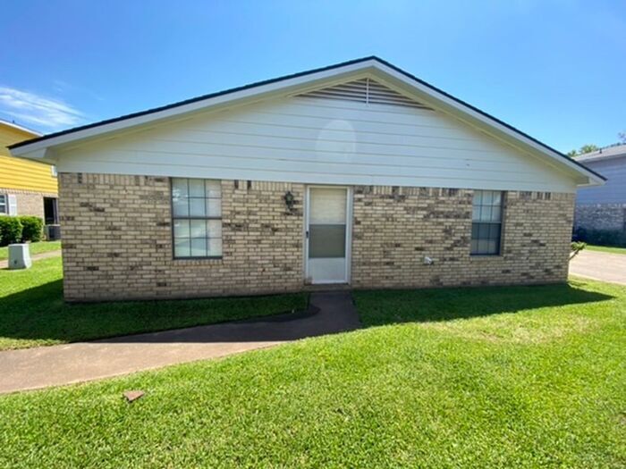 Primary Photo - CUTE PATIO HOME IN CARRIAGE SQUARE