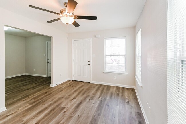 Building Photo - 4690 Royal View Dr