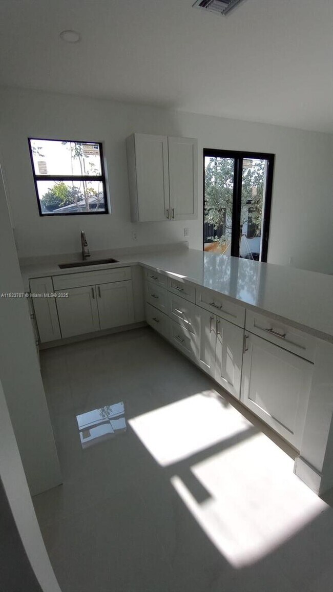 Foto del edificio - 15221 Railroad Dr