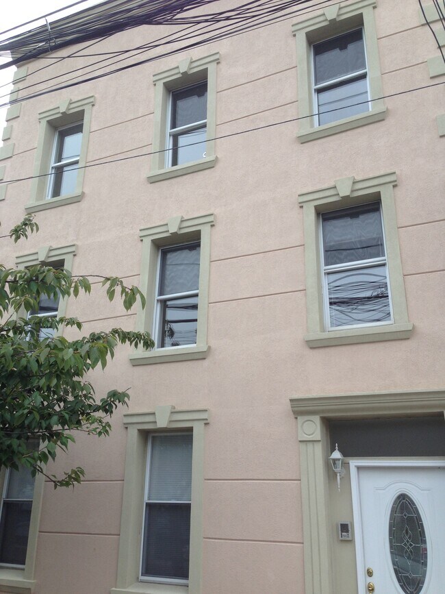 Building Photo - 129 Beacon Ave